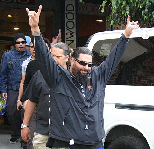 Le guitariste de Deftones croit que la Terre est plate