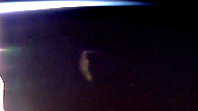Un OVNI en forme de croissant près de la Station Spatiale Internationale