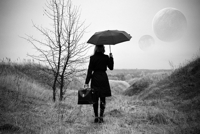 Lors d’une randonnée, une femme bascule dans un univers parallèle