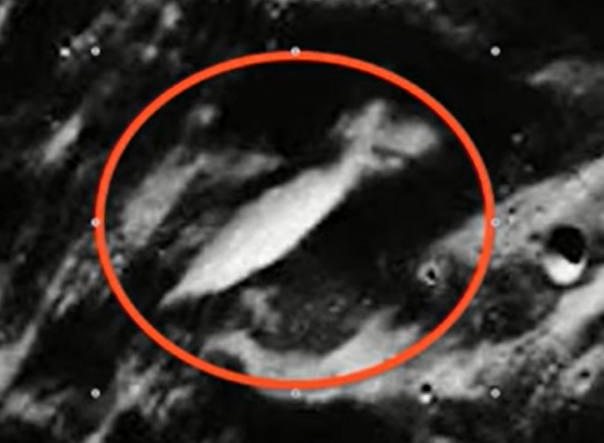 Un long OVNI survole un cratère sur la Lune