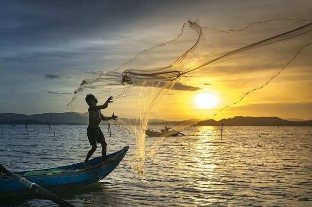 Il s'étouffe avec un poisson alors qu'il pêche