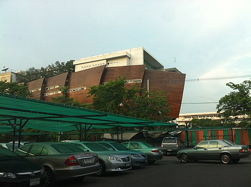 Un objet mystérieux en forme d'œuf traverse le ciel de Bangkok